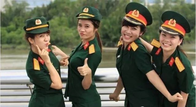 越南两女警因参加毒品派对被撤职-吃瓜网