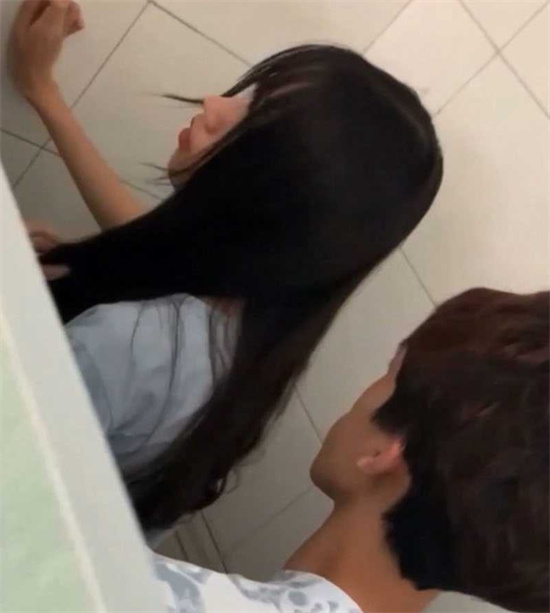 学校厕所惊现小情侣激情啪啪 没钱开房厕所当床 学生妹被后入捂嘴不敢呻吟-吃瓜网