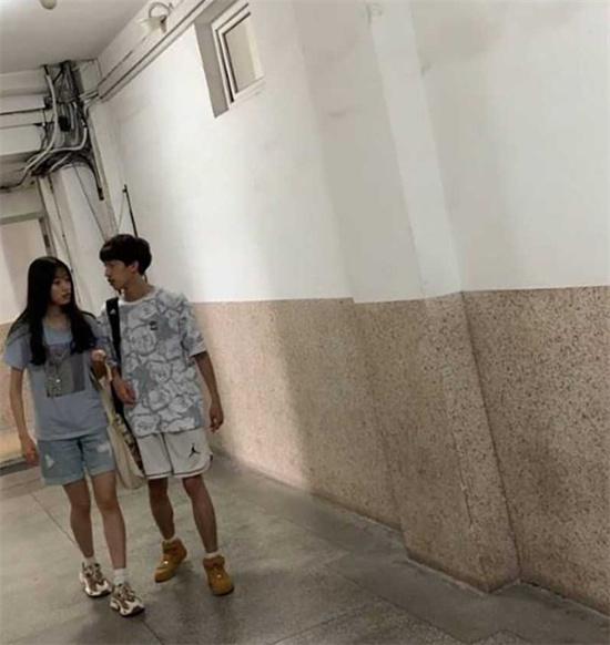学校厕所惊现小情侣激情啪啪 没钱开房厕所当床 学生妹被后入捂嘴不敢呻吟-吃瓜网