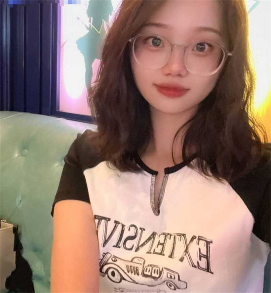 眼镜嫩妹上演丝袜玉足诱惑 黑丝白丝齐上阵 反差感十分强烈-吃瓜网