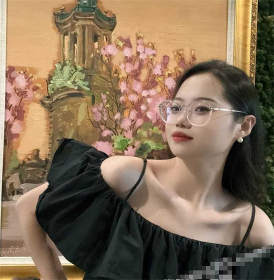 眼镜嫩妹上演丝袜玉足诱惑 黑丝白丝齐上阵 反差感十分强烈-吃瓜网