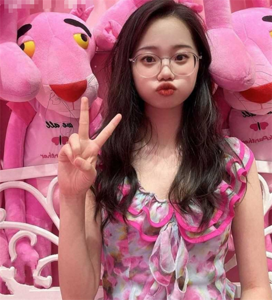 眼镜嫩妹上演丝袜玉足诱惑 黑丝白丝齐上阵 反差感十分强烈-吃瓜网
