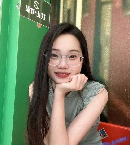 眼镜嫩妹上演丝袜玉足诱惑 黑丝白丝齐上阵 反差感十分强烈-吃瓜网