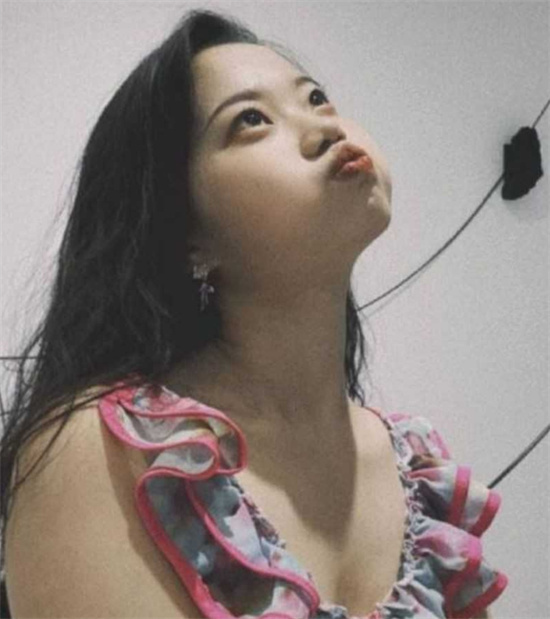 眼镜嫩妹上演丝袜玉足诱惑 黑丝白丝齐上阵 反差感十分强烈-吃瓜网