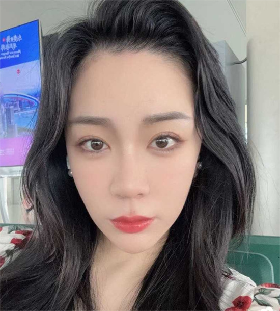 上海静安高颜值母女共同服侍视频曝光 妈妈 40 岁原少儿节目主持人 女儿 20 岁专业舞蹈生-吃瓜网