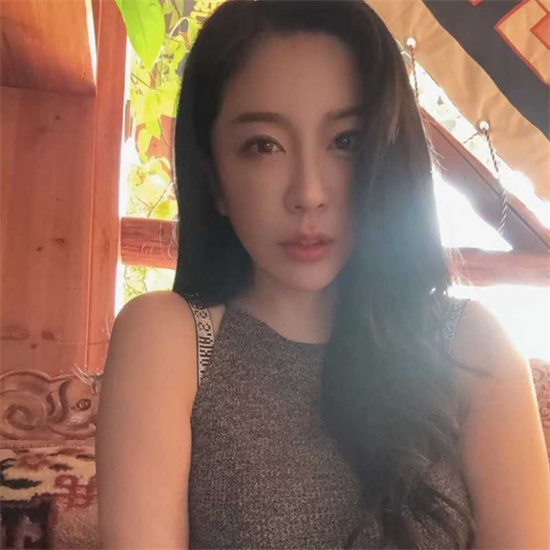 上海静安高颜值母女共同服侍视频曝光 妈妈 40 岁原少儿节目主持人 女儿 20 岁专业舞蹈生-吃瓜网