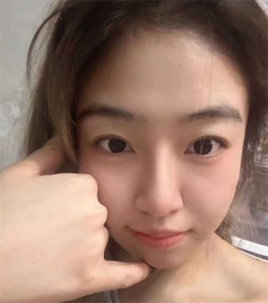 上海静安高颜值母女共同服侍视频曝光 妈妈 40 岁原少儿节目主持人 女儿 20 岁专业舞蹈生-吃瓜网