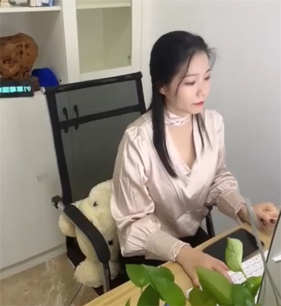极品女神办公室潜规则 被领导强势猥亵-吃瓜网