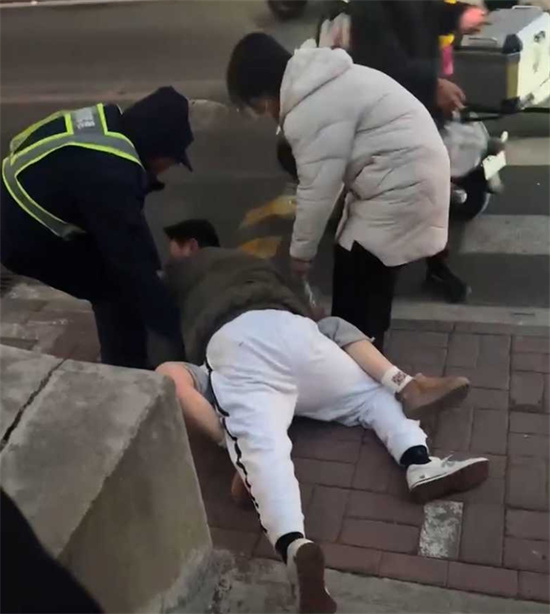 山东中医药大学校内惊现情侣吵架 女生当众指责出轨男反被按在地强吻-吃瓜网