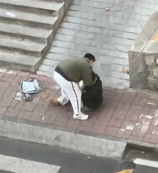 山东中医药大学校内惊现情侣吵架 女生当众指责出轨男反被按在地强吻-吃瓜网