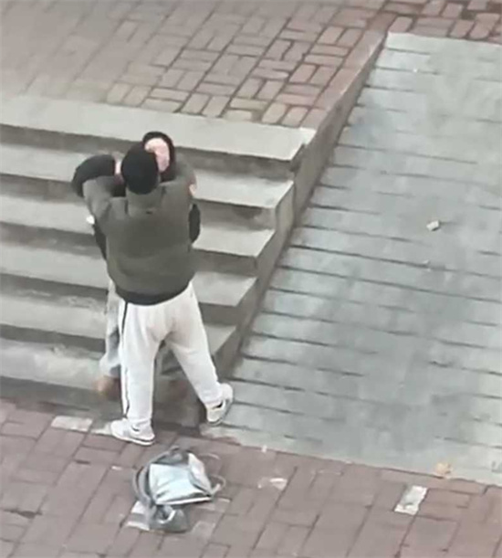 山东中医药大学校内惊现情侣吵架 女生当众指责出轨男反被按在地强吻-吃瓜网