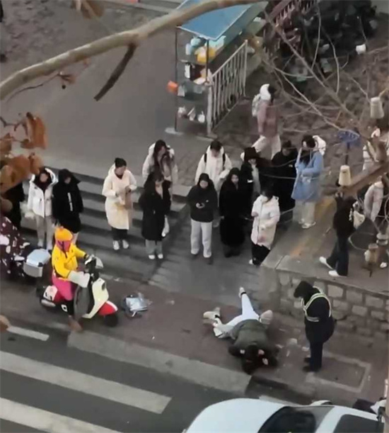 山东中医药大学校内惊现情侣吵架 女生当众指责出轨男反被按在地强吻-吃瓜网