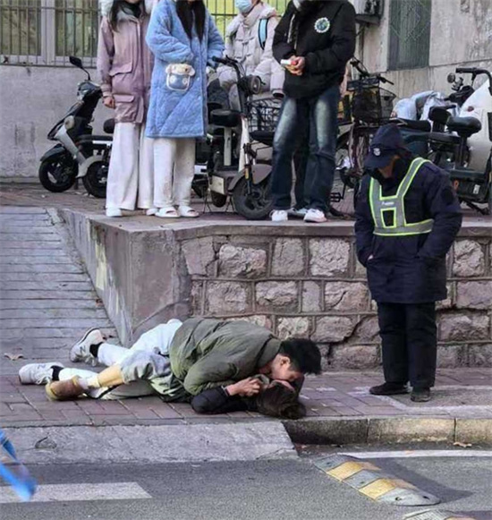 山东中医药大学校内惊现情侣吵架 女生当众指责出轨男反被按在地强吻-吃瓜网