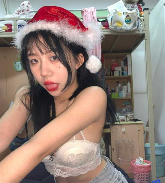 圣诞前夕平安夜约会极品学姐 背着男友身穿节日限定战袍酒店偷情-吃瓜网
