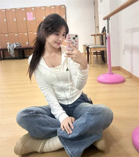 极品美腿女神兔兔 酒店约会私拍 白丝玉足被金主扶腰摆弄-吃瓜网