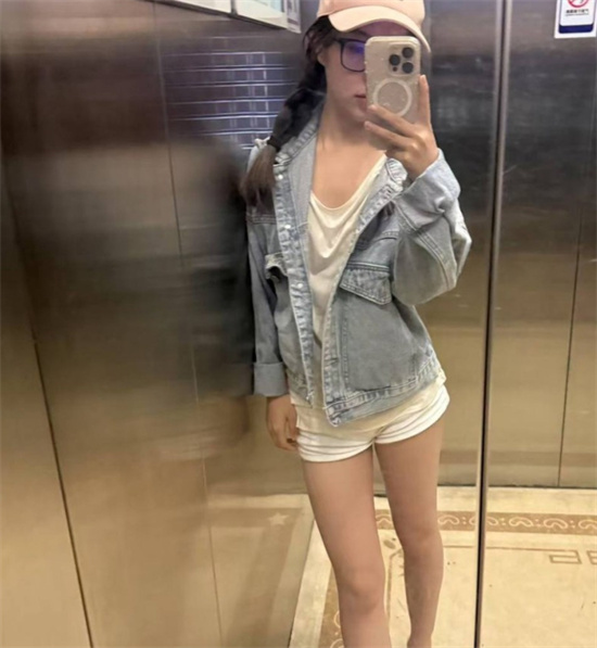青海西宁某学院女神被包养后为满足金主癖好 身穿校服被全方位输出-吃瓜网