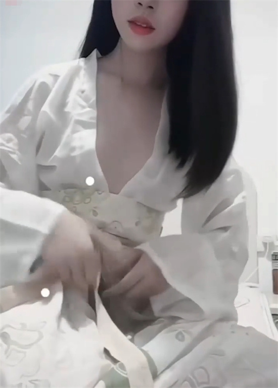 湖南长沙某学院女神 长相甜美却痴迷网恋 宽衣解带白皙胴体娇嫩无比-吃瓜网