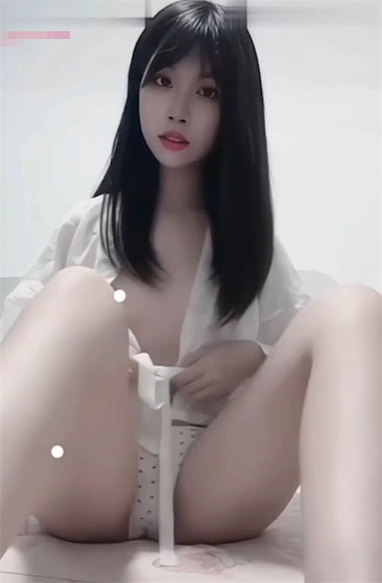 湖南长沙某学院女神 长相甜美却痴迷网恋 宽衣解带白皙胴体娇嫩无比-吃瓜网