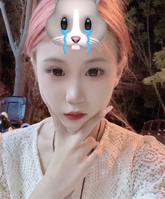 快手主播小婷 为圈钱毫无下限 直播强行与宠物金宝舌吻索要礼物 这波操作炸裂全网!-吃瓜网