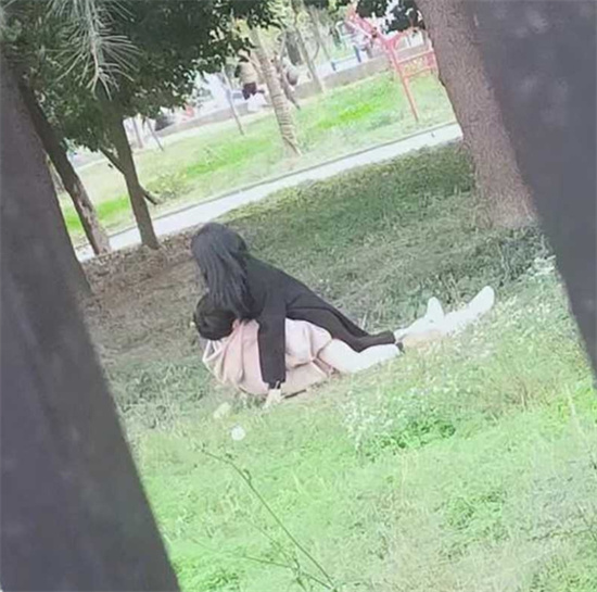 小情侣寻求刺激 竟大白天公园当众野战 女上男下疯狂摇臀 被路人多角度偷拍-吃瓜网