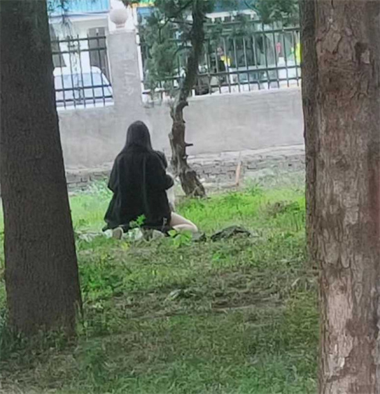 小情侣寻求刺激 竟大白天公园当众野战 女上男下疯狂摇臀 被路人多角度偷拍-吃瓜网