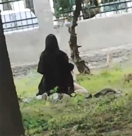 小情侣寻求刺激 竟大白天公园当众野战 女上男下疯狂摇臀 被路人多角度偷拍-吃瓜网