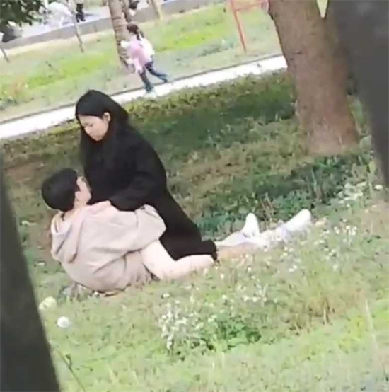 小情侣寻求刺激 竟大白天公园当众野战 女上男下疯狂摇臀 被路人多角度偷拍-吃瓜网