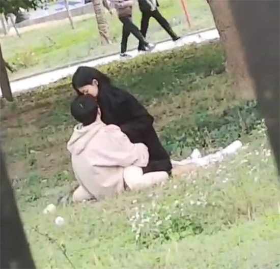小情侣寻求刺激 竟大白天公园当众野战 女上男下疯狂摇臀 被路人多角度偷拍-吃瓜网