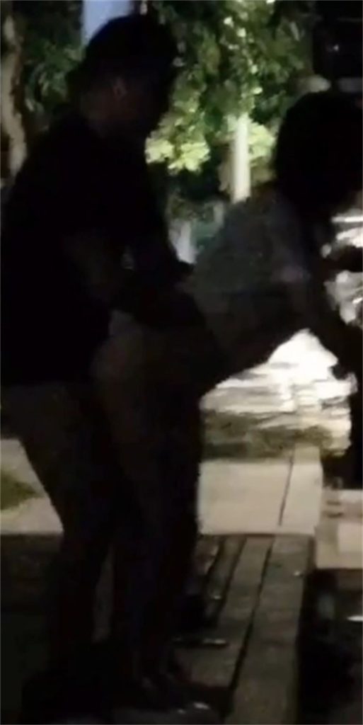 大车司机夜晚路边招嫖 卡车后站立后入 路人全程偷拍淡定收场 场面相当刺激!-吃瓜网