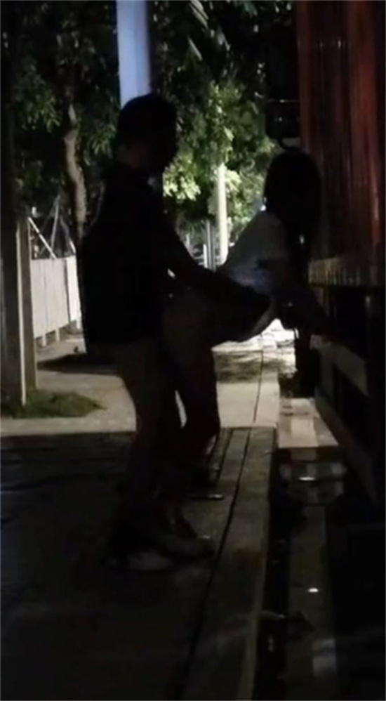 大车司机夜晚路边招嫖 卡车后站立后入 路人全程偷拍淡定收场 场面相当刺激!-吃瓜网
