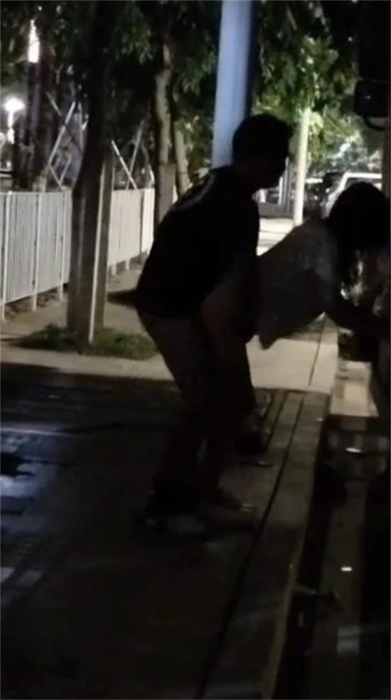大车司机夜晚路边招嫖 卡车后站立后入 路人全程偷拍淡定收场 场面相当刺激!-吃瓜网