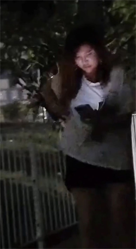 大车司机夜晚路边招嫖 卡车后站立后入 路人全程偷拍淡定收场 场面相当刺激!-吃瓜网