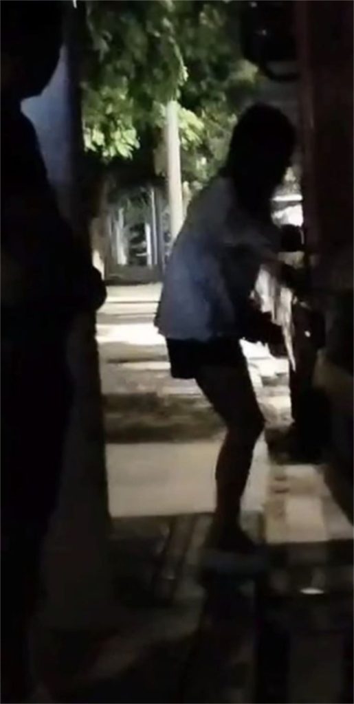 大车司机夜晚路边招嫖 卡车后站立后入 路人全程偷拍淡定收场 场面相当刺激!-吃瓜网