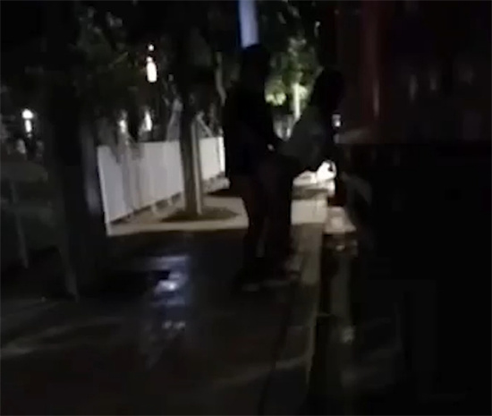 大车司机夜晚路边招嫖 卡车后站立后入 路人全程偷拍淡定收场 场面相当刺激!-吃瓜网