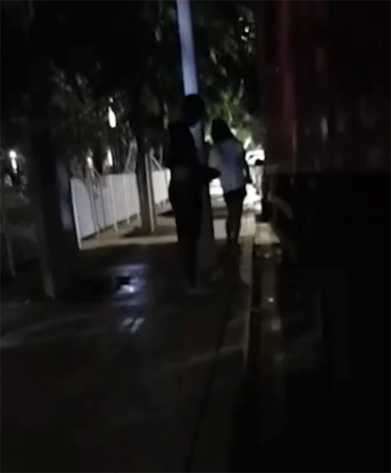 大车司机夜晚路边招嫖 卡车后站立后入 路人全程偷拍淡定收场 场面相当刺激!-吃瓜网