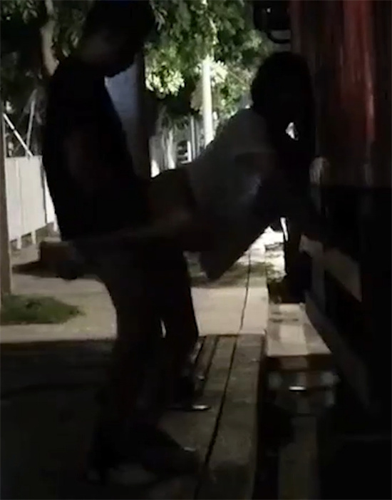 大车司机夜晚路边招嫖 卡车后站立后入 路人全程偷拍淡定收场 场面相当刺激!-吃瓜网