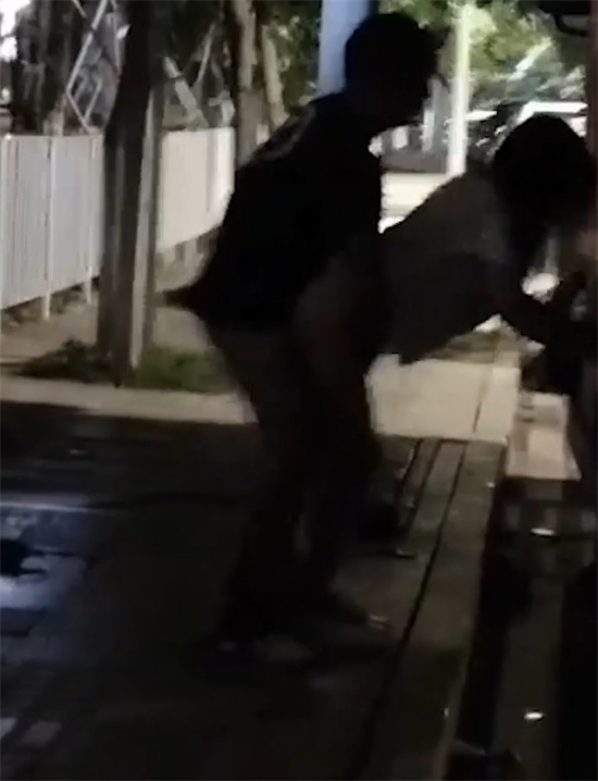大车司机夜晚路边招嫖 卡车后站立后入 路人全程偷拍淡定收场 场面相当刺激!-吃瓜网