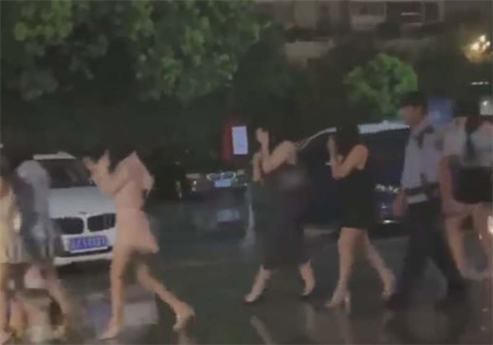 公主请上车!17号晚上杭州大规模扫黄 小仙女排队被蜀黍带走 不知道有没有瓜友中招呢!-吃瓜网