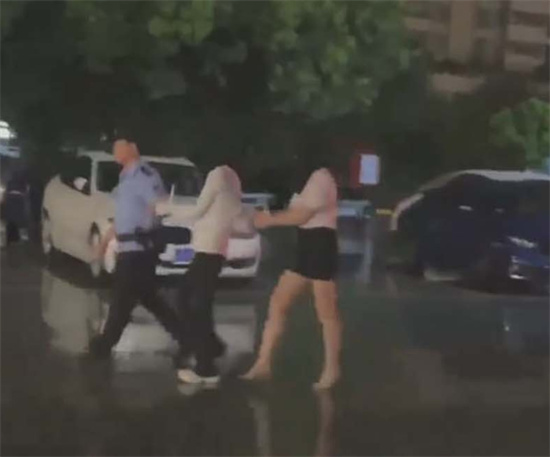 公主请上车!17号晚上杭州大规模扫黄 小仙女排队被蜀黍带走 不知道有没有瓜友中招呢!-吃瓜网