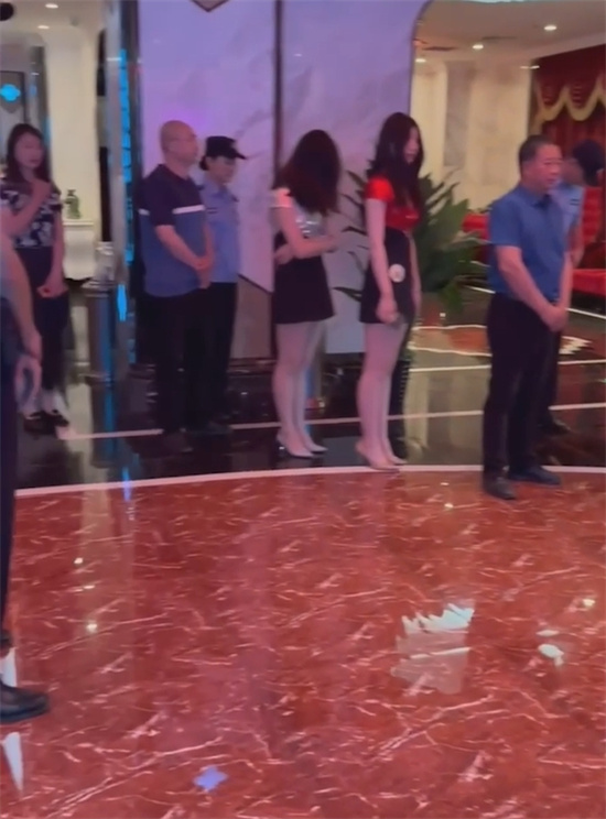 公主请上车!17号晚上杭州大规模扫黄 小仙女排队被蜀黍带走 不知道有没有瓜友中招呢!-吃瓜网