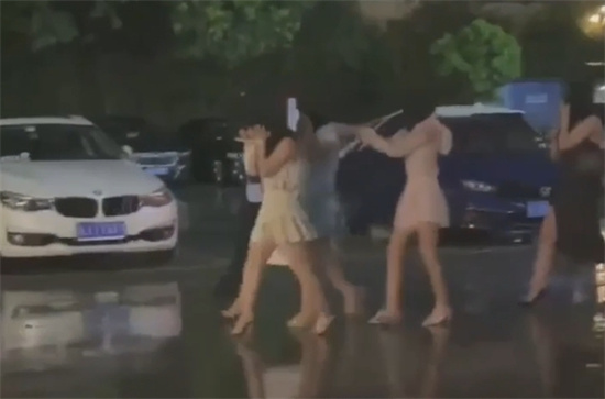 公主请上车!17号晚上杭州大规模扫黄 小仙女排队被蜀黍带走 不知道有没有瓜友中招呢!-吃瓜网