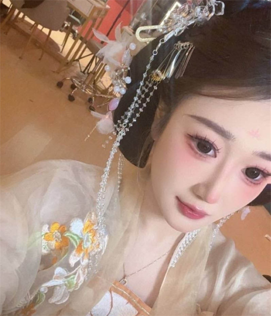 富二代fKabuto约会上海23岁模特 微胖身材完美露脸 深喉口技娴熟 反差十足!-吃瓜网