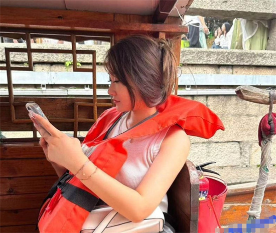 富二代fKabuto约会上海23岁模特 微胖身材完美露脸 深喉口技娴熟 反差十足!-吃瓜网