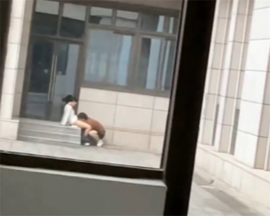 江苏某师范大学文学院 狗男女光天化日上演赤壁之战 男生将头埋入女友胯下舔-吃瓜网