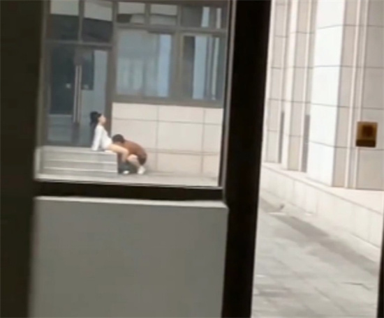 江苏某师范大学文学院 狗男女光天化日上演赤壁之战 男生将头埋入女友胯下舔-吃瓜网