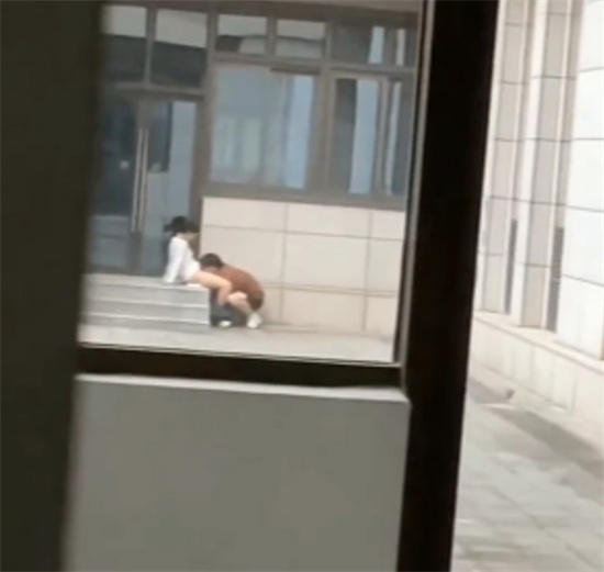 江苏某师范大学文学院 狗男女光天化日上演赤壁之战 男生将头埋入女友胯下舔-吃瓜网