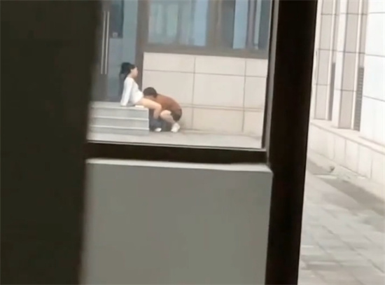 江苏某师范大学文学院 狗男女光天化日上演赤壁之战 男生将头埋入女友胯下舔-吃瓜网