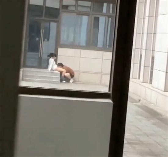 江苏某师范大学文学院 狗男女光天化日上演赤壁之战 男生将头埋入女友胯下舔-吃瓜网