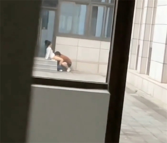 江苏某师范大学文学院 狗男女光天化日上演赤壁之战 男生将头埋入女友胯下舔-吃瓜网