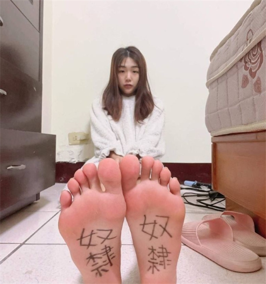 极品福利姬调教视频曝光 高清露脸舔脚尽显淫靡 舌头缠绕脚趾 令人血脉喷张!-吃瓜网